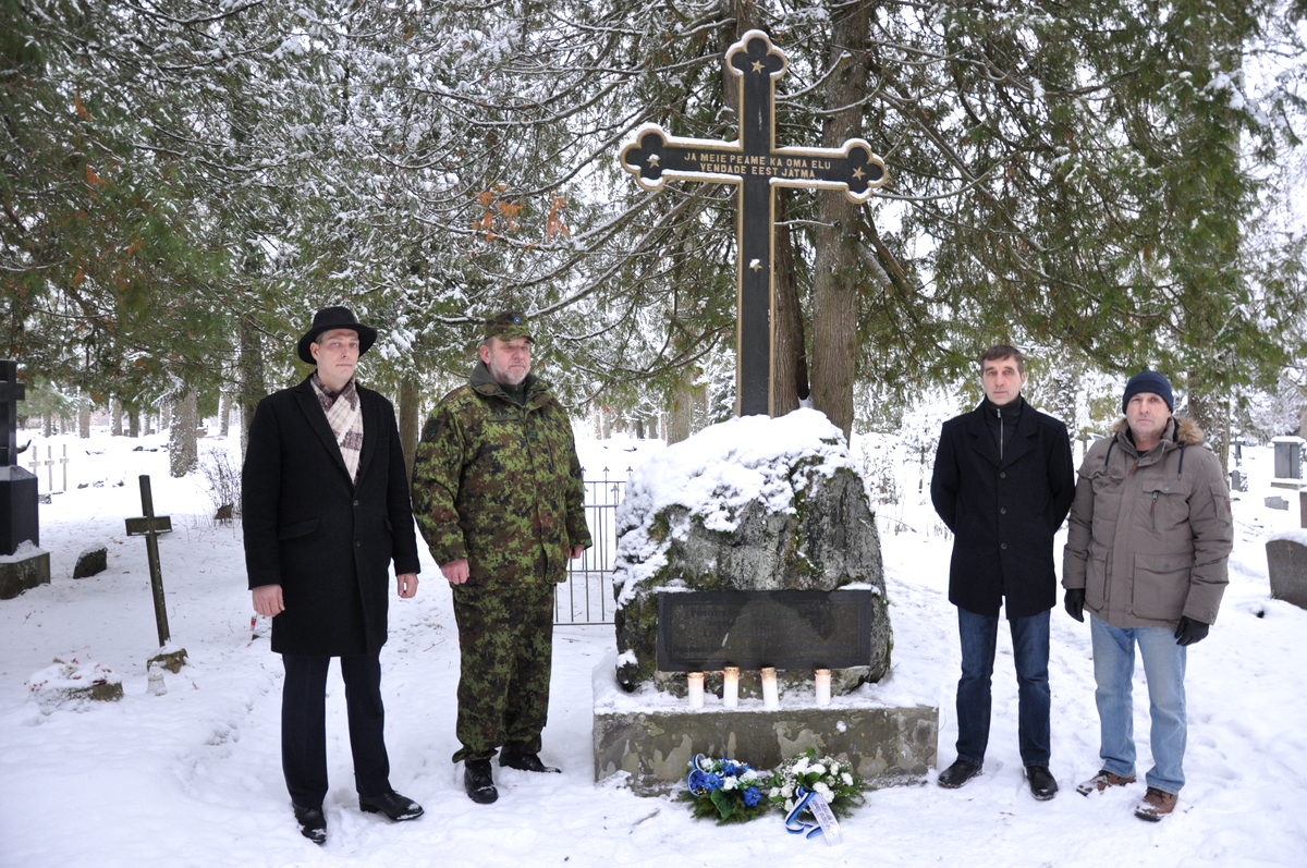 Pilistvere vabadussõja mälestussamba juurde asetati pärg ja küünlad
