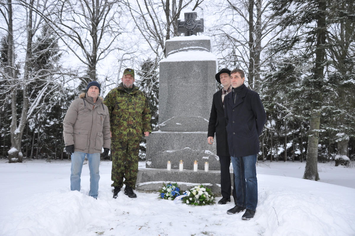 Pilistvere vabadussõja mälestussamba juurde asetati pärg ja küünlad
