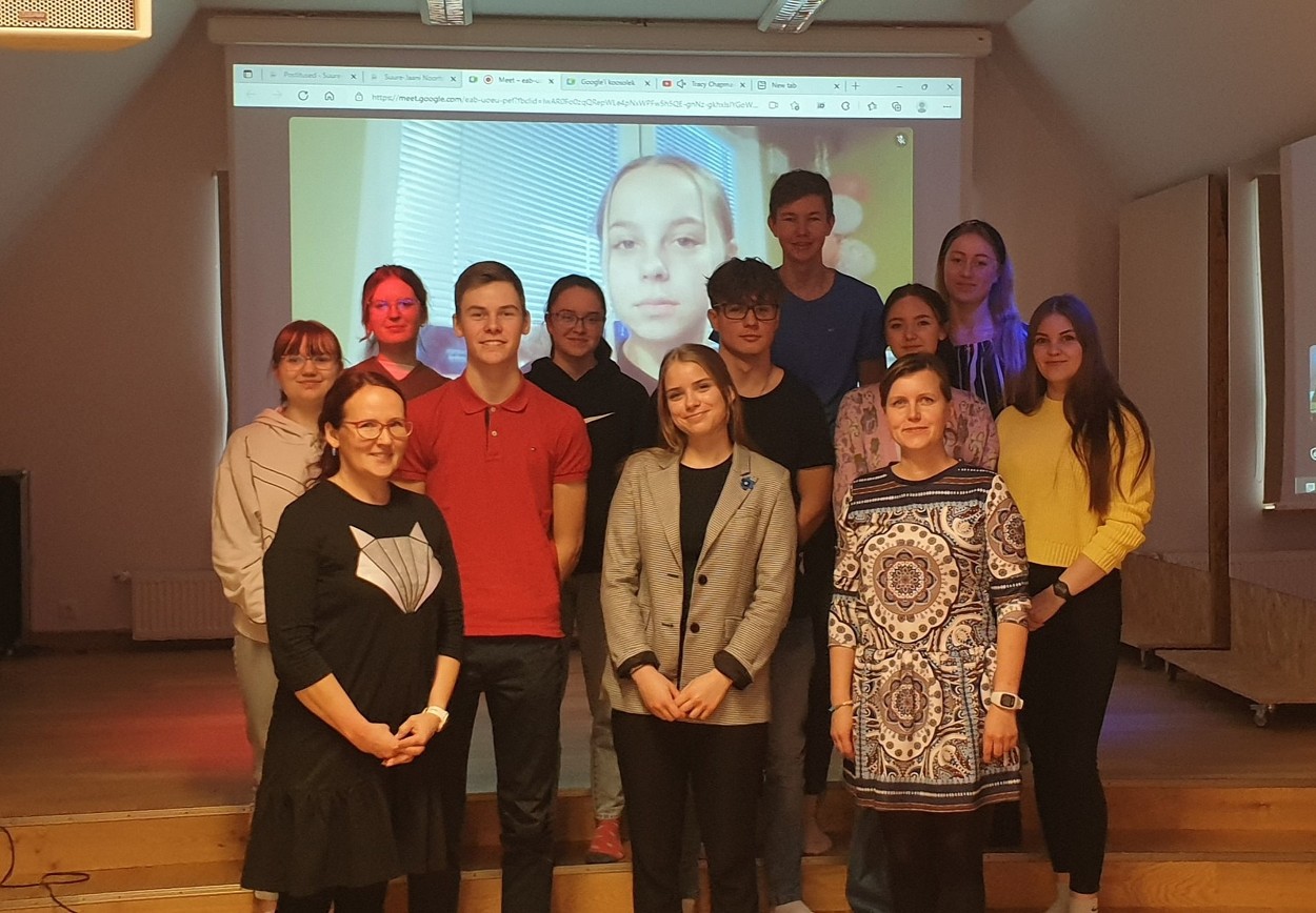 Abivallavanem Kadri Linder kohtus noortevolikoguga